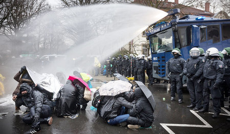 AfD hetzt, Polizei räumt Antifaschisten: Protest gegen den Bunde...