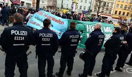 Wie hier in Kreuzberg demonstrieren viele Berliner gegen teuren ... Wie hier in Kreuzberg demonstrieren viele Berliner gegen teuren ...