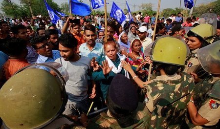 In Chandigarh versuchte die Polizei die Dalit daran zu hindern, ... In Chandigarh versuchte die Polizei die Dalit daran zu hindern, ...