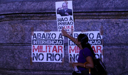 »Nieder mit der Militärintervention in Rio«, »Nein zum Gefängnis...