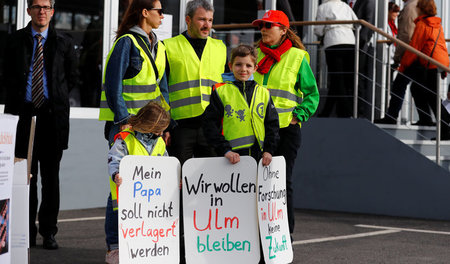 Gegen die Schließung des Ulmer Forschungsstandorts haben die Fam... Gegen die Schließung des Ulmer Forschungsstandorts haben die Fam...