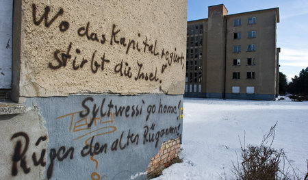 Unmut der Insulaner, Widerstand gegen Veräußerung. Graffito am T...