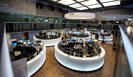 Glattes Parkett? Deutsche Börse muss zu Cum-ex-Deals Auskunft ge... Glattes Parkett? Deutsche Börse muss zu Cum-ex-Deals Auskunft ge...