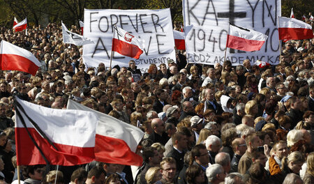 Demonstranten erinnern eine Woche nach dem Absturz der Maschine ...
