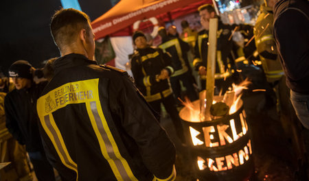 Rund um die Uhr: Die protestierenden Feuerwehrleute wollen vor d...