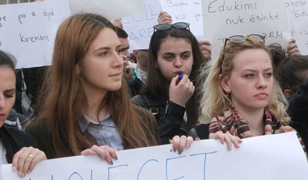 Protest gegen Auslieferung: Demonstrantin gegen die Kooperation ...