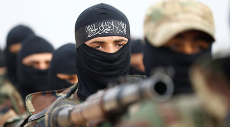Islamistische Kämpfer der Freien Syrischen Armee (FSA) in einem ...