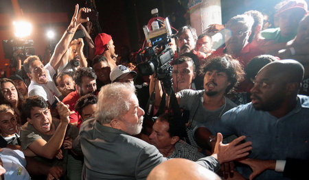 Lula verlässt am 7. April das Gewerkschaftshaus in São Bernardo ...