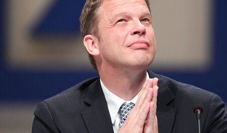 Hat sich mit Stellenvernichtung und Filialschließungen für Höher...