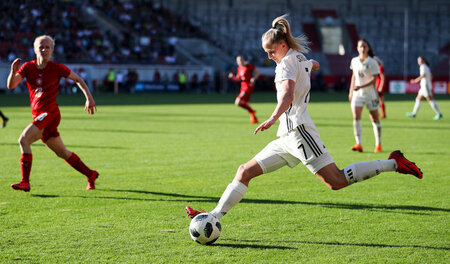 »Auf dem Platz rotzfrech«: Lea Schüller (r.) im Duell mit Jitka ...