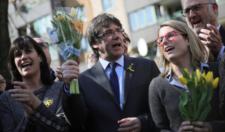 Blumen für Carles Puigdemont am Sonnabend vor dem »Aquarium« in ...