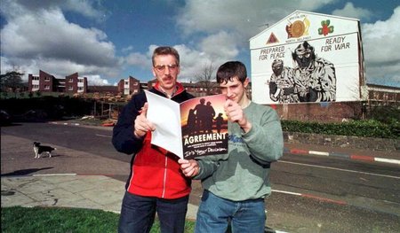Vor 20 Jahren: Zwei Männer lesen in Belfast das Karfreitagsabkom...