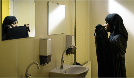 Sie macht Dinge, die andere muslimische Mädchen nicht tun