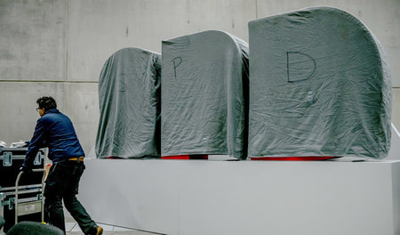 Einpacken und weg damit: Aufräumen nach dem SPD-Parteitag im Dez...
