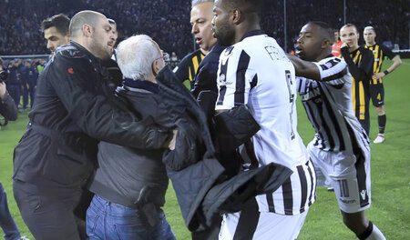 Kein Spaß: Ivan Savvidis, Besitzer von PAOK Saloniki (M., mit Pi... Kein Spaß: Ivan Savvidis, Besitzer von PAOK Saloniki (M., mit Pi...