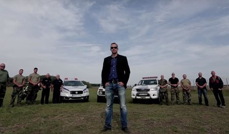 Laszlo Toroczkai vor seiner Grenztruppe. Das Bild stammt aus ein... Laszlo Toroczkai vor seiner Grenztruppe. Das Bild stammt aus ein...