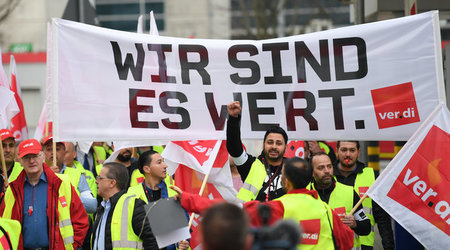 Sorgten am Dienstag in Frankfurt am Main dafür, dass Hunderte Fl...