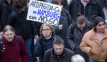 Wie hier am 26. März, waren die Gegendemonstranten in Hamburg au... Wie hier am 26. März, waren die Gegendemonstranten in Hamburg au...