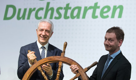 Rechtskonservativ bis auf die Knochen: Sachsens Ministerpräsiden... Rechtskonservativ bis auf die Knochen: Sachsens Ministerpräsiden...
