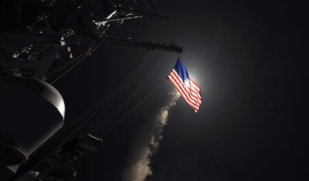 Abschuss einer Tomahawkrakete vom US-Zerstörer USS Porter am 7. ...