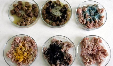 Guten Appetit: Mit Färbemitteln versetzte Schlachtabfälle in ein...