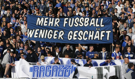 Und das ist noch harmlos formuliert - Banner von Hertha-Ultras a...