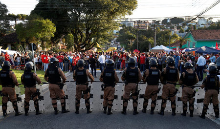 Bundes- und Militärpolizei hat das Protestcamp in Curitiba mit e...