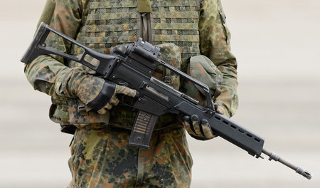 Etliche der Militärs, denen konkrete Handlungen mit rassistische...