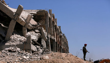 Auf Wachtposten in der befreiten Ostghuta: Ein syrischer Soldat ...