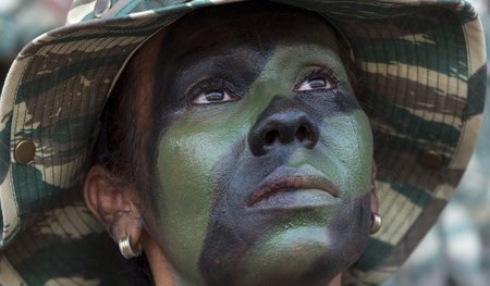 Ein Mitglied der Nationalen Bolivarischen Miliz Venezuelas lausc...