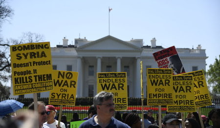 Proteste gegen den Angriff in Syrien vor dem Weißen Haus in Wash...