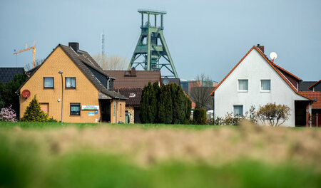 Radioaktiver Abfall in Fußnähe. Hinter der Wohnsiedlung in Bleck...