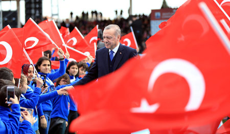 »Eine Flagge, eine Nation, eine Sprache«: Ankara schürt national...