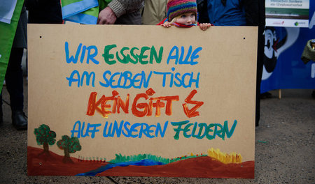 Giftig, aber profitabel: Protest gegen die Zulassung des Totalhe...