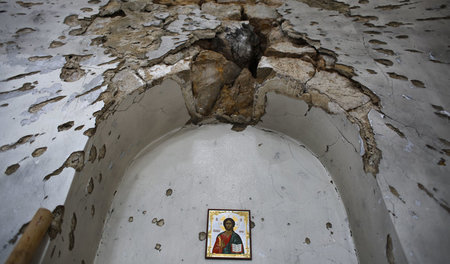 Gotteshäuser unter Beschuss: Eine zerstörte orthodoxe Kirche in ...