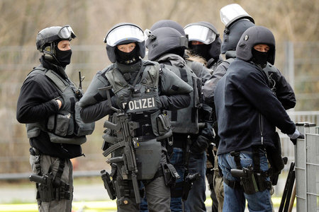 Ein Spezialeinsatzkommando der Polizei (Archivbild) durchsuchte ...