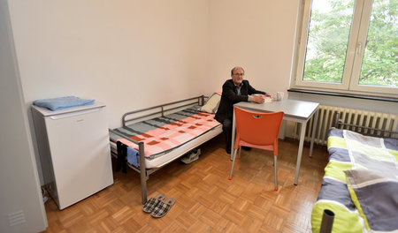 Aziz Tunc in dem Zimmer einer ehemaligen Kaserne im hessischen H...