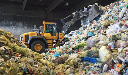Verpackungsmüll aus der gelben Tonne in einem Recyclinghof: »Mül...