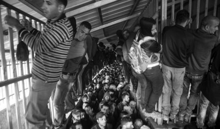 Etwa 70.000 Palästinenser aus den besetzten Gebieten haben derze... Etwa 70.000 Palästinenser aus den besetzten Gebieten haben derze...