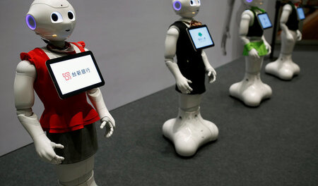 Aber wo ist die Umkleide? Serviceroboter des Modells »Pepper« in...