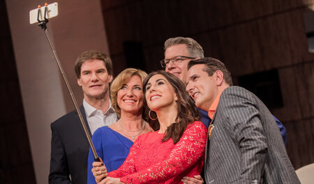 Selfie fürs Ego: Die »Löwen« genannten Investoren um Carsten Mas...