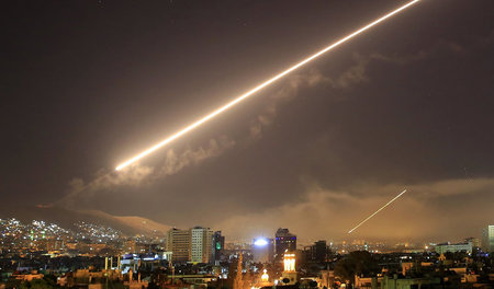 Raketenspur über Damaskus: Westmedien berichten über »Vergeltung...