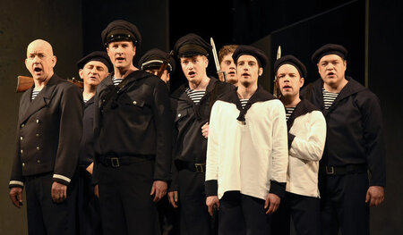 »Vorwärts an Geschütze und Gewehre, auf Schiffen, in Fabriken un...