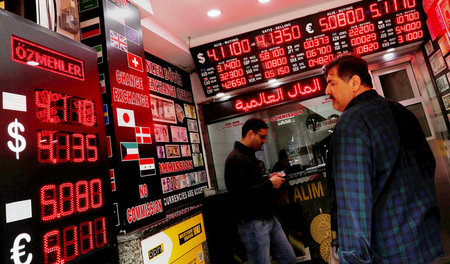 Die Lira bricht ein: Wechselstube in Istanbul am 11. April
