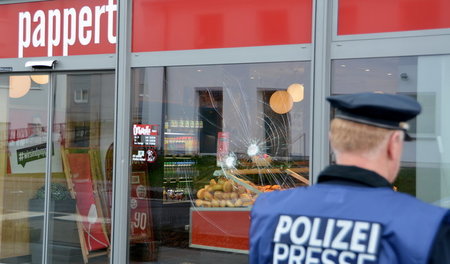 Aufklärung gefordert: Vor dieser Bäckerei in Fulda soll ein afgh...