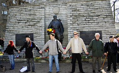 April 2007 in Tallinn: verbotene Menschenkette um das sowjetisch...