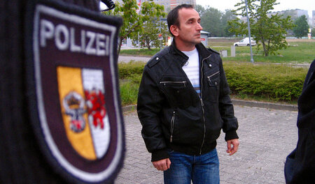 Ein Asylbewerber wird bei der Abschiebung von seiner Familie get... Ein Asylbewerber wird bei der Abschiebung von seiner Familie get...