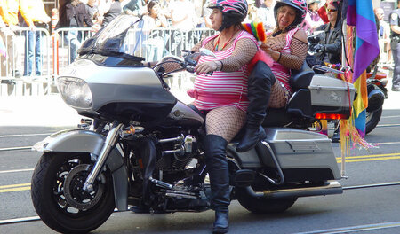 Ich liebe Motorradfahrerinnen: windfeste Segelschiffsfrauen, und... Ich liebe Motorradfahrerinnen: windfeste Segelschiffsfrauen, und...