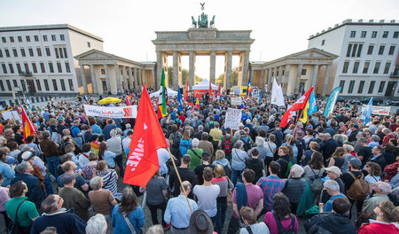 Für Frieden: 1.500 Menschen demonstrierten am Mittwoch in Berlin Für Frieden: 1.500 Menschen demonstrierten am Mittwoch in Berlin