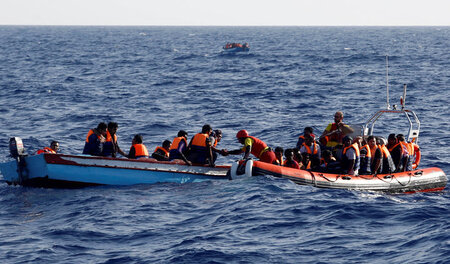 Immer wieder werden Menschen auf ihrer Flucht nach Europa im Mit... Immer wieder werden Menschen auf ihrer Flucht nach Europa im Mit...